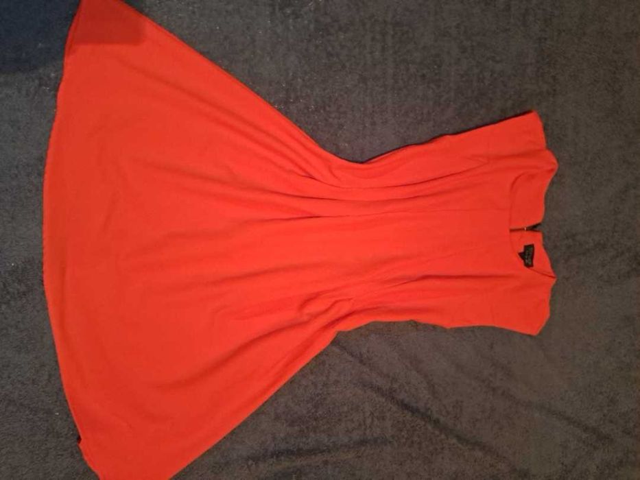 Сукні піджаки спідниці  светри халати кігурумі.