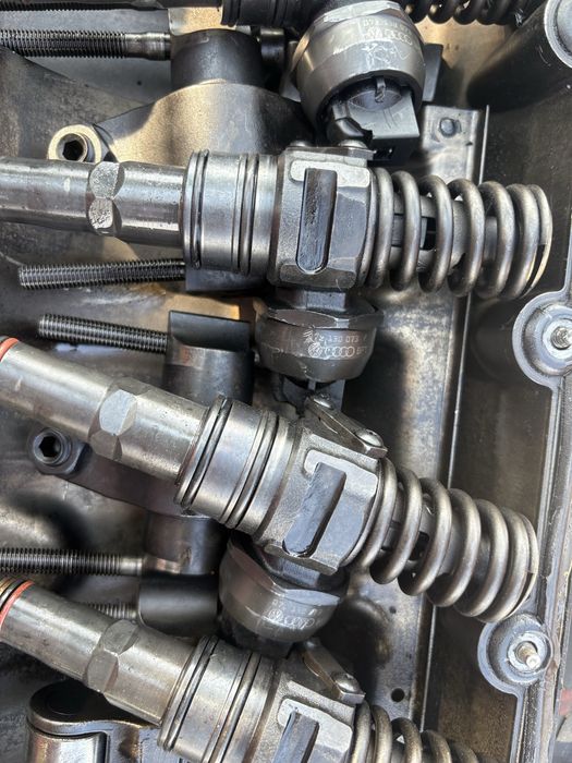 Продам насос форсунки AXD 2.5 T5 07z130073f