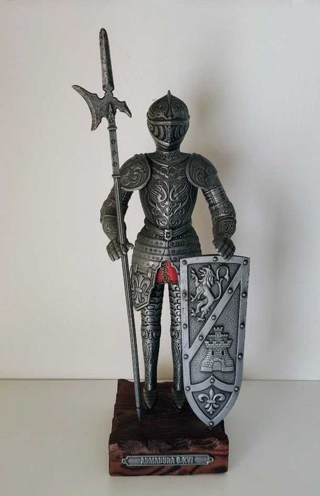 Soldado medieval estatueta metal base madeira
