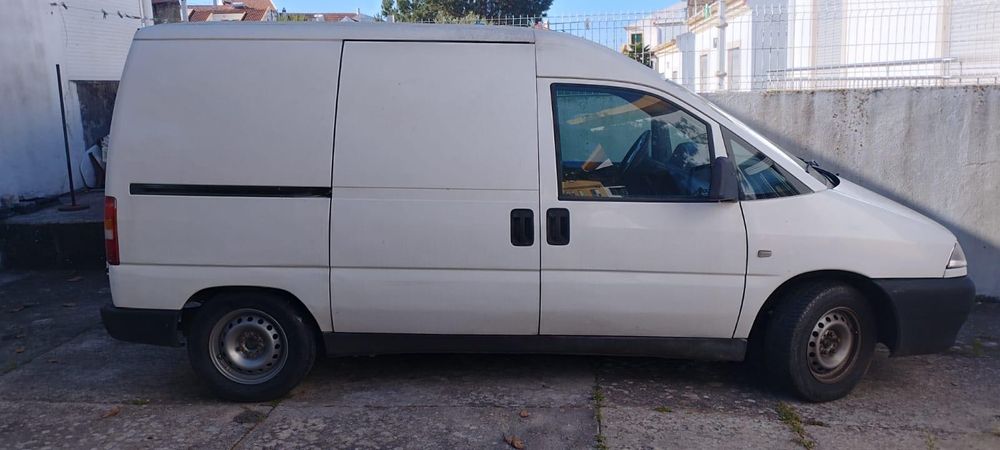 Carrinha com material de construção para despachar