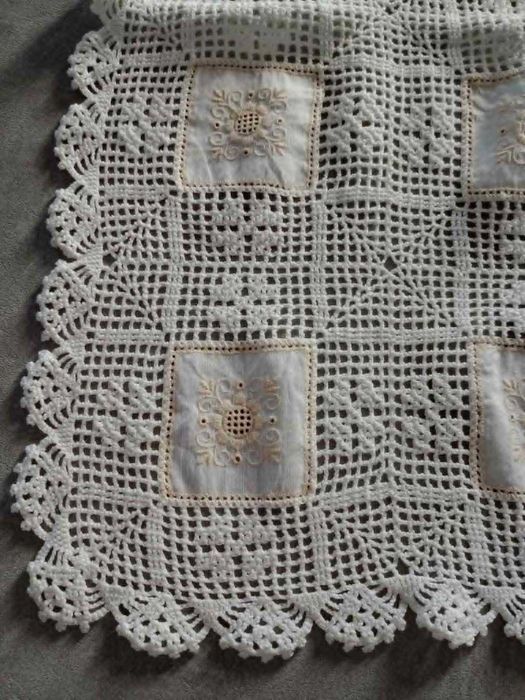Caminho de Mesa em Crochet e Bordado – Manual Novo – 114x59 cm Artesanato