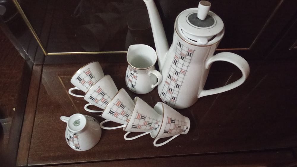 Кофейный сервиз,сахарница,тарелки и т.д.