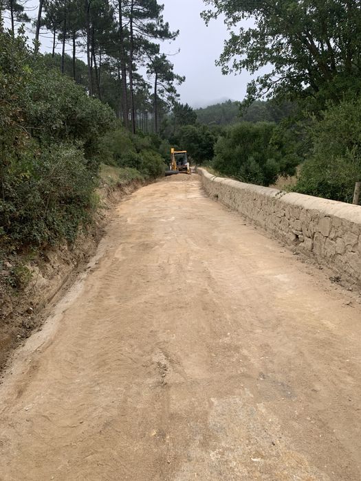 Serviço de maquinas e camião grua e constucão civil