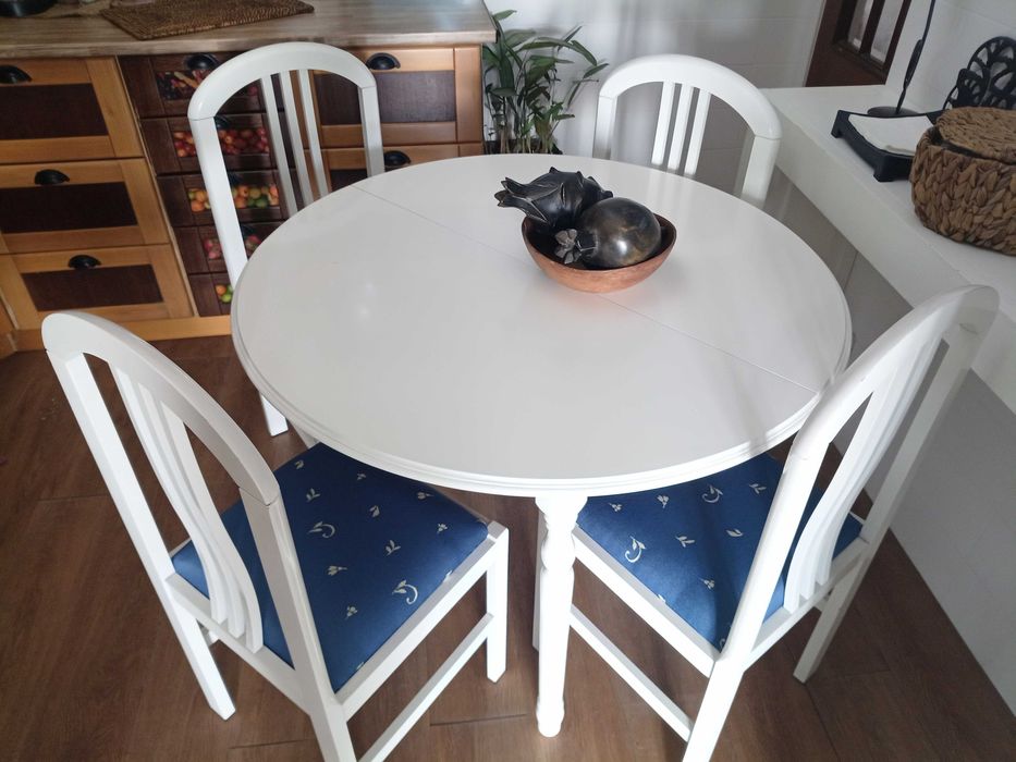 Mesa e quatro cadeiras em madeira maciça lacadas a branco + conjunto de dois cortinados e sanefa