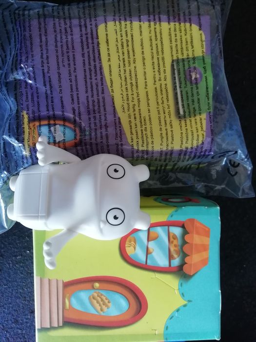 Bonecos variados do Mac Donalds, kinder, etc