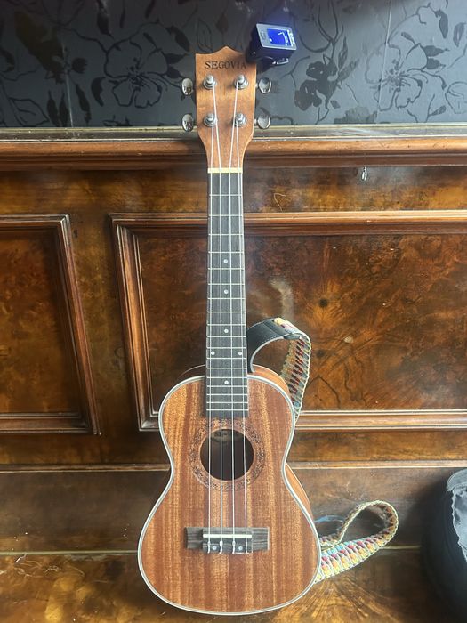 Ukulele pokrowiec + stroik do gitary