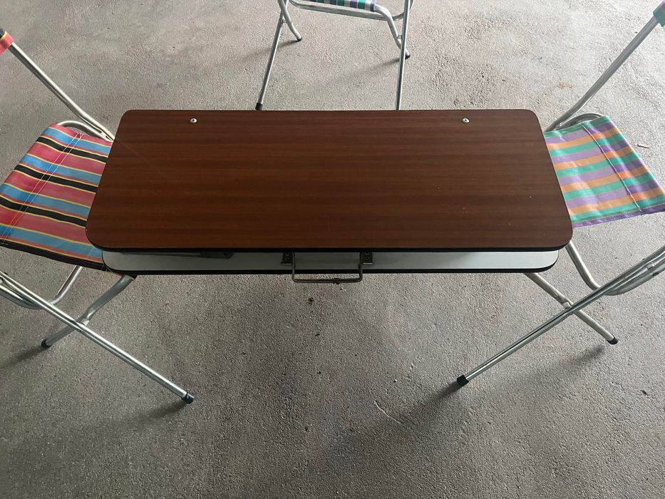 Mesa dobrável com 3 bancos