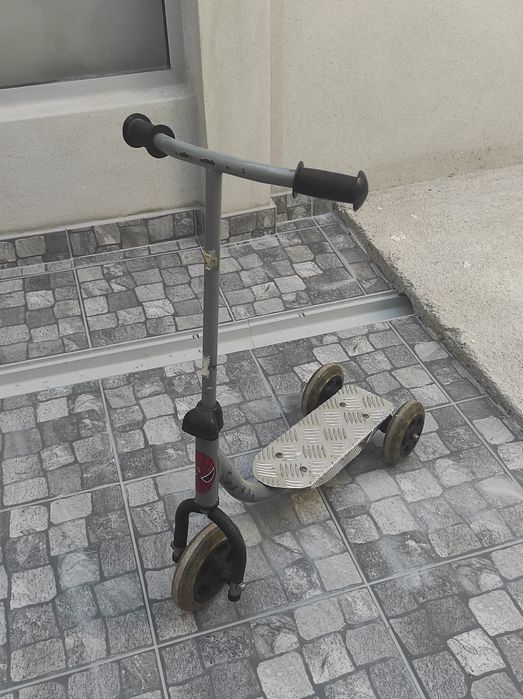 Trotinete de três rodas para criança