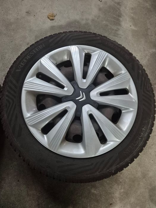 Vendo 4 jantes com pneus 16'