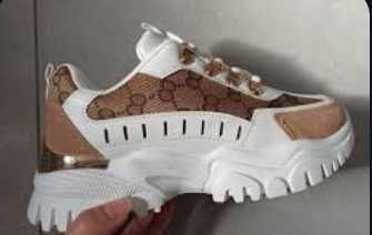 Стильні жіночі кросівки на масивній підошві (Chunky Sneakers) з принтом