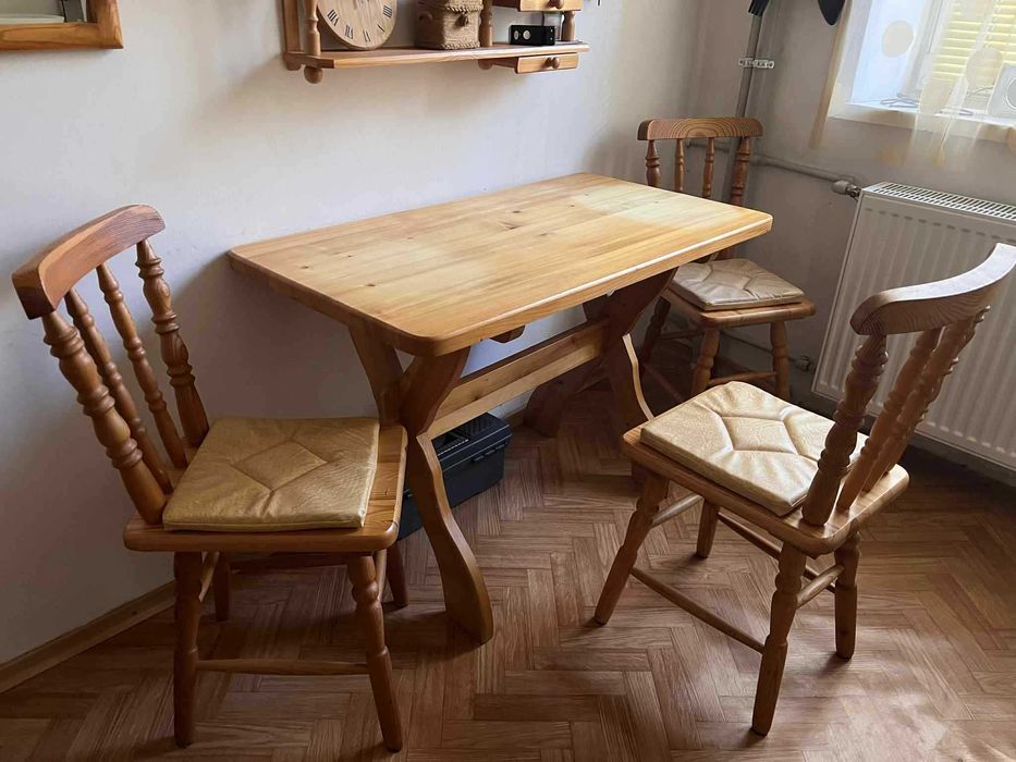Stół kuchenny z trzema krzesłami