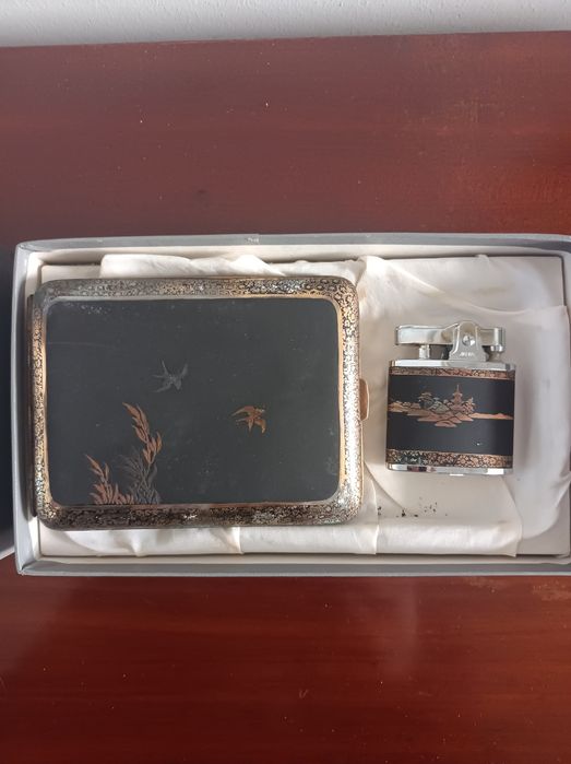 Conjunto cigarreira e isqueiro dourados