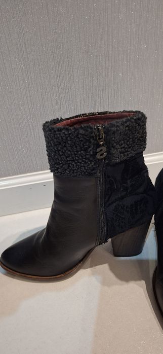 Skórzane botki na obcasie Desigual R 40