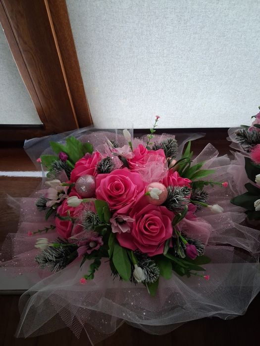 Композиція штучних квітів