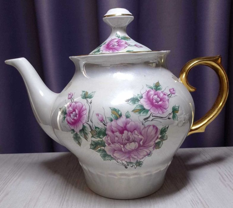 Чайник фарфоровый большой.
