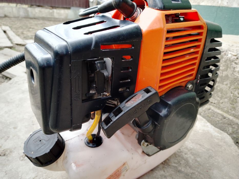 Двигун бензиновий .