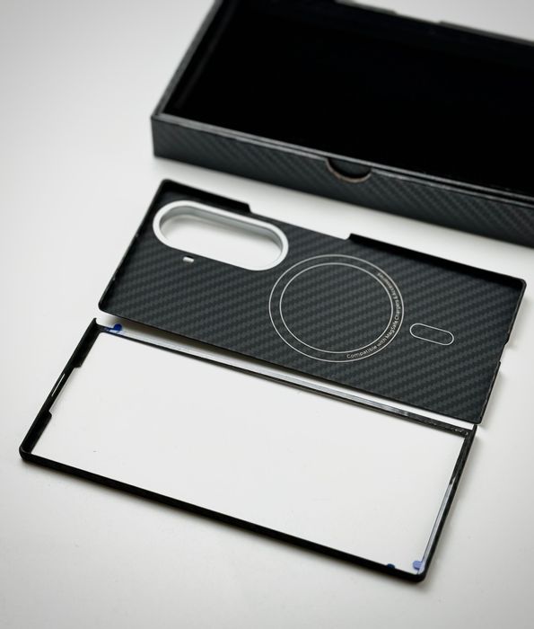 Чехол из настоящего карбона Samsung Galaxy Z Fold 7