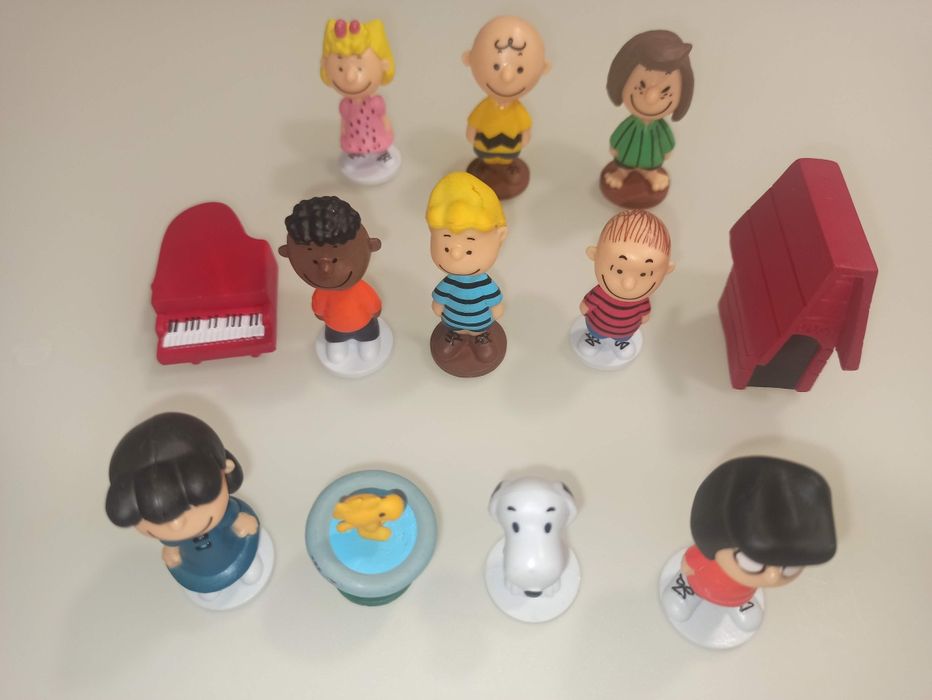 12 bonecos de Desenhos Charlie Brown e Snoopy