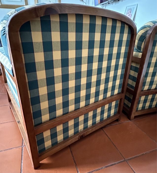 Sofas individuais (verde e amarelo), com madeira.