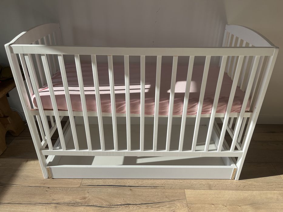 Łóżeczko niemowlece z szuflada i materacem.