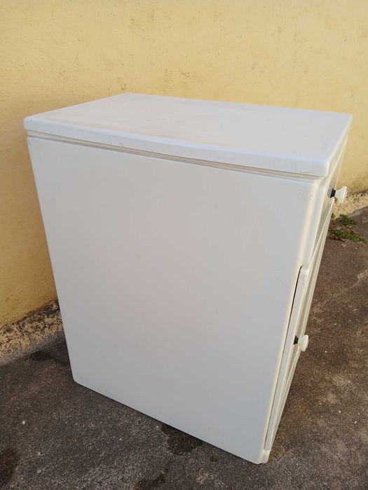 Tanque de roupa com tampa marca Interfibras. Medidas- 80x 60x 40. Em excelente estado.