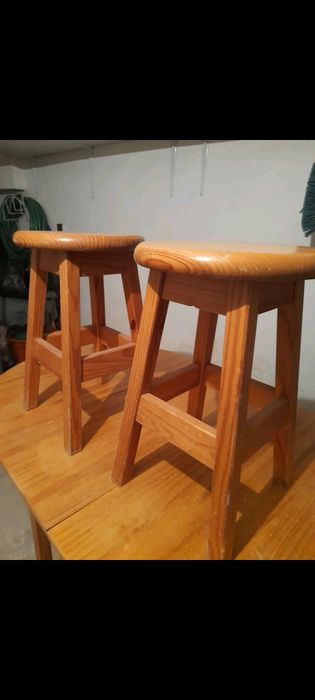 Mesa de madeira e 4 bancos de madeira