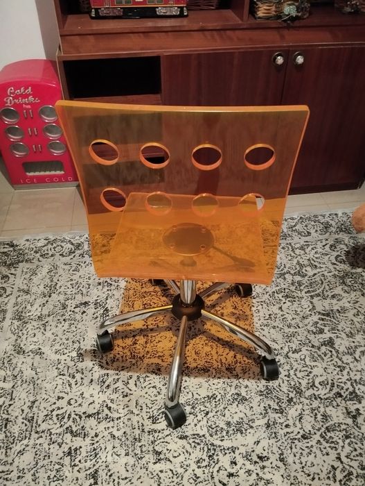 Cadeira de Escritório com Rodas em Acrílico Cor de Laranja