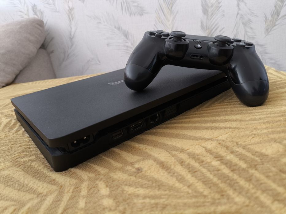 PlayStation 4 Pro 1Tera Desbloqueada FC26, God Of War Ragnarok, Red Dead Redemtion 2, Far Cry 6, Resident Evil Village