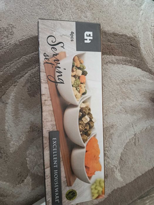 Посуд новий на дошці