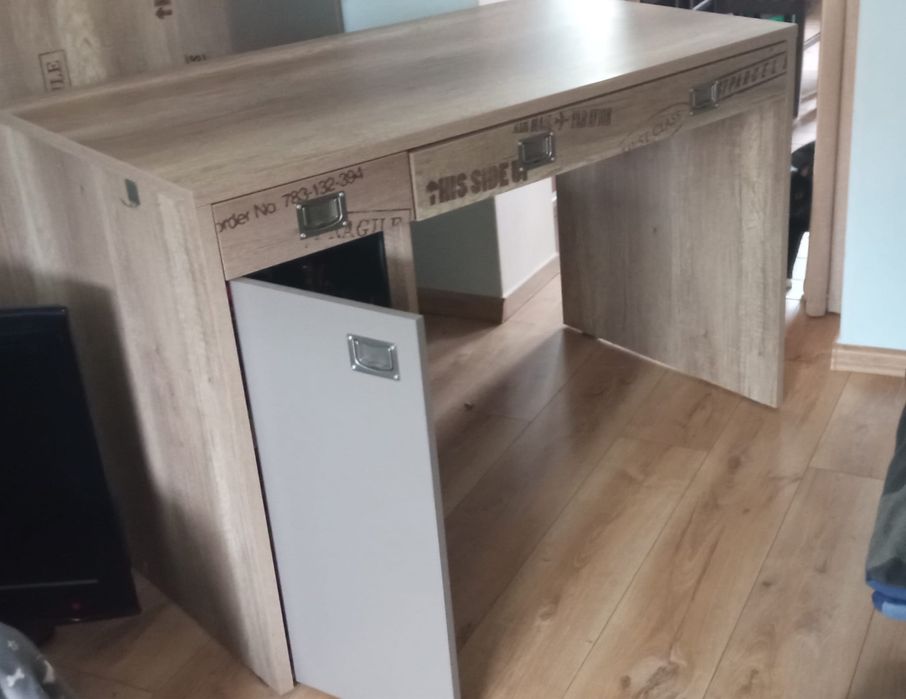 Biurko 120×65 cm – solidne i funkcjonalne