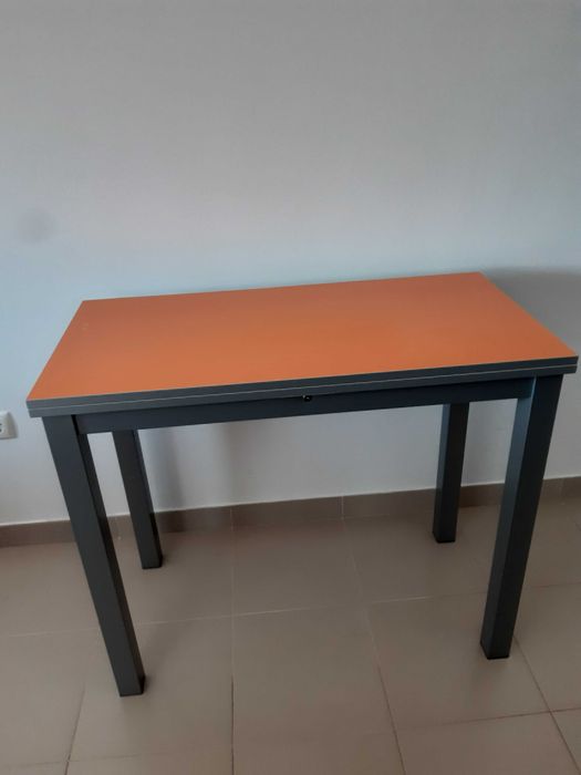 Mesa de cozinha em bom estado dobravel