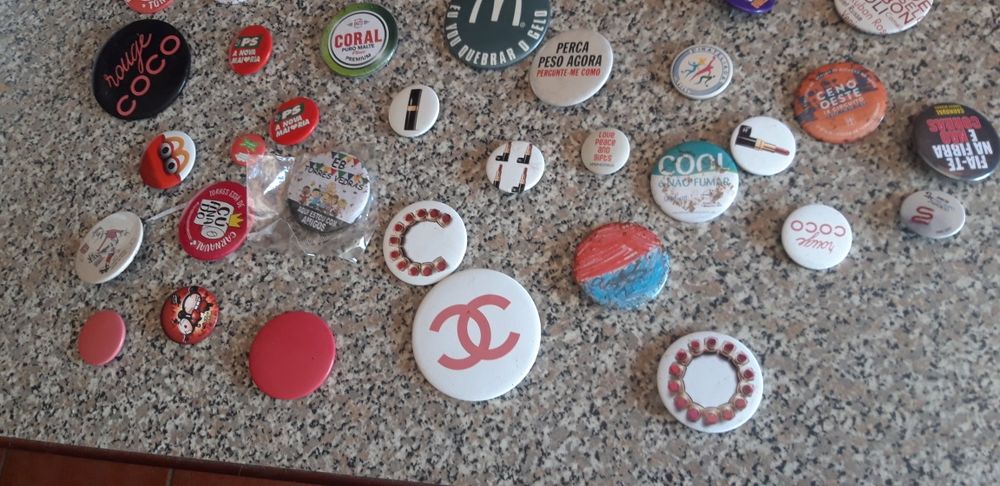 Conjunto de 58 Crachás Diversos