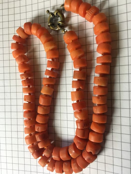 Продам бусы коралловые