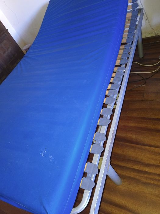 Cama articulada com comando elétrico e colchão antiescaras