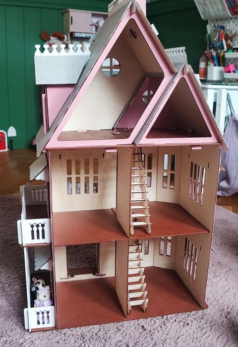 Drewniany domek dla lalek