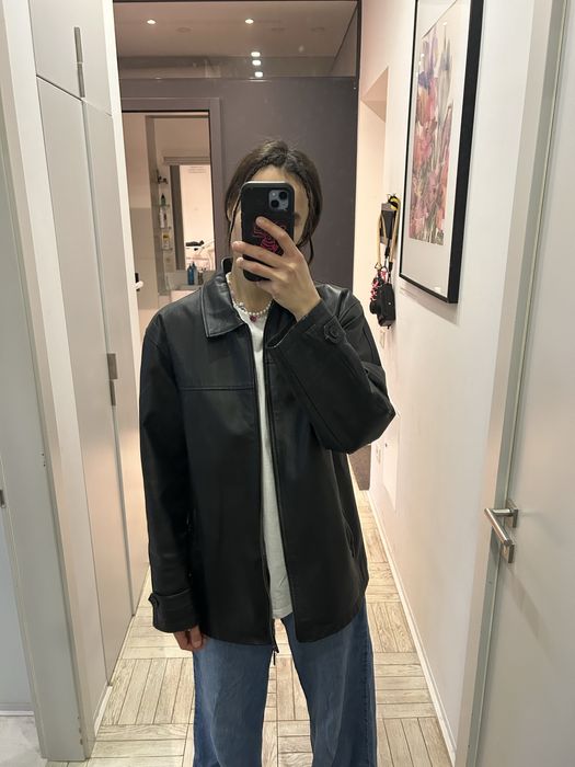 Класична чорна шкіряна куртка