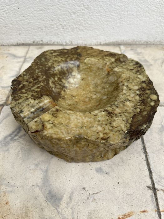 Cinzeiro antigo em pedra