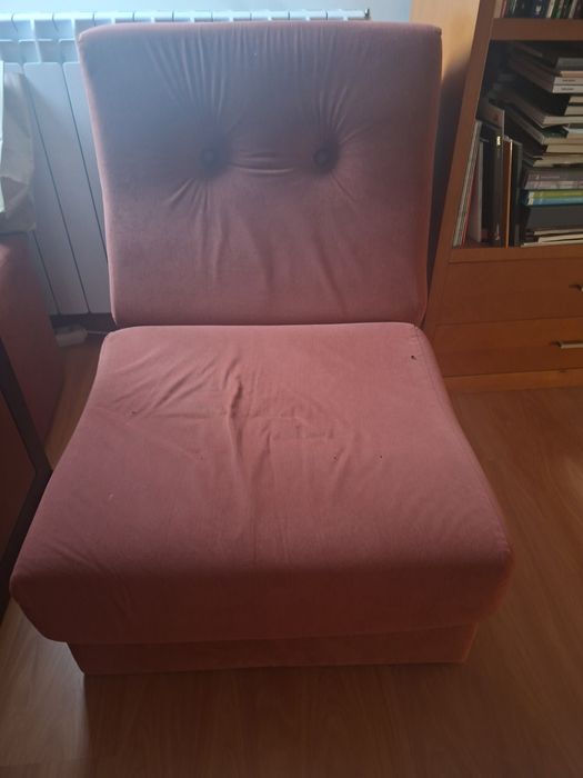 Sofás individuais e puffs 
Faz cama.
Como vendo 2 (40€/cada) consegue fazer uma cama de casal, em caso de necessidade.
2 pufs do mesmo conjun
