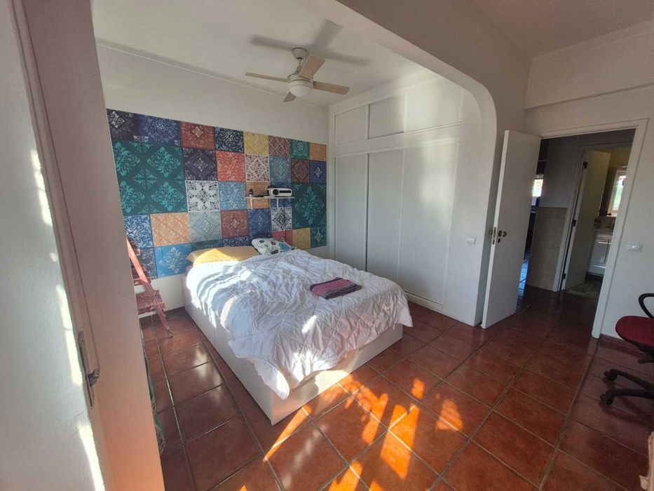 Quarto p/casal com banho privativo e marquise  em Alhandra