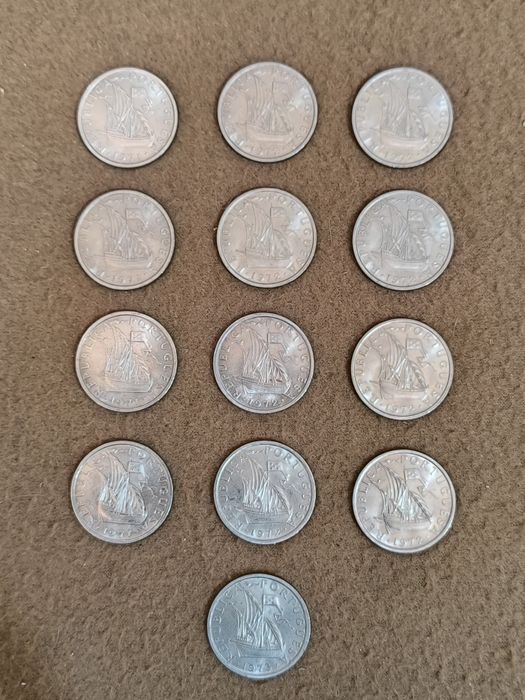 13 moedas de 10 escudos