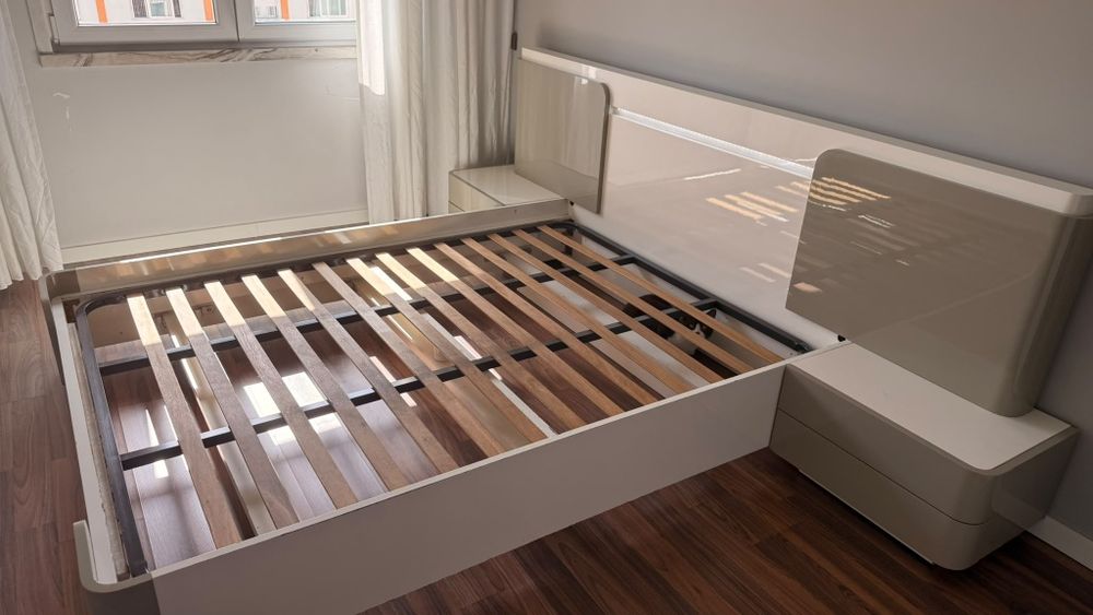 Cama com mesas de cabeceira