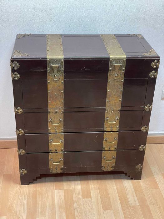 Comoda, antiguidade em madeira com ferragens em latão rendilhado,