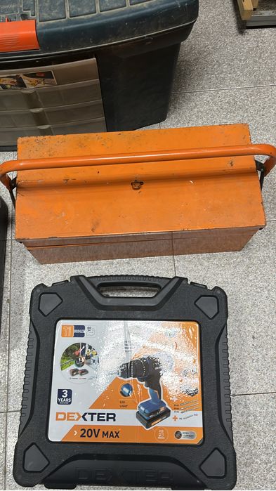 Varias caixas vazias ferramentas444869564768593922