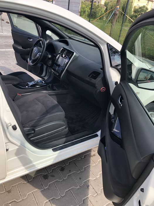 Оренда електромобіля Nissan leaf