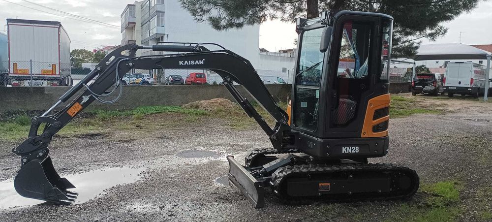 Escavadora Kaisan KN28 com oferta dos 3 baldes
