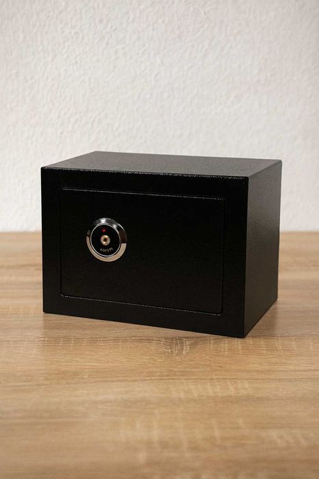 Sejf kasetka skrytka na zamek klucz solidny mocny domowy metal ścienny