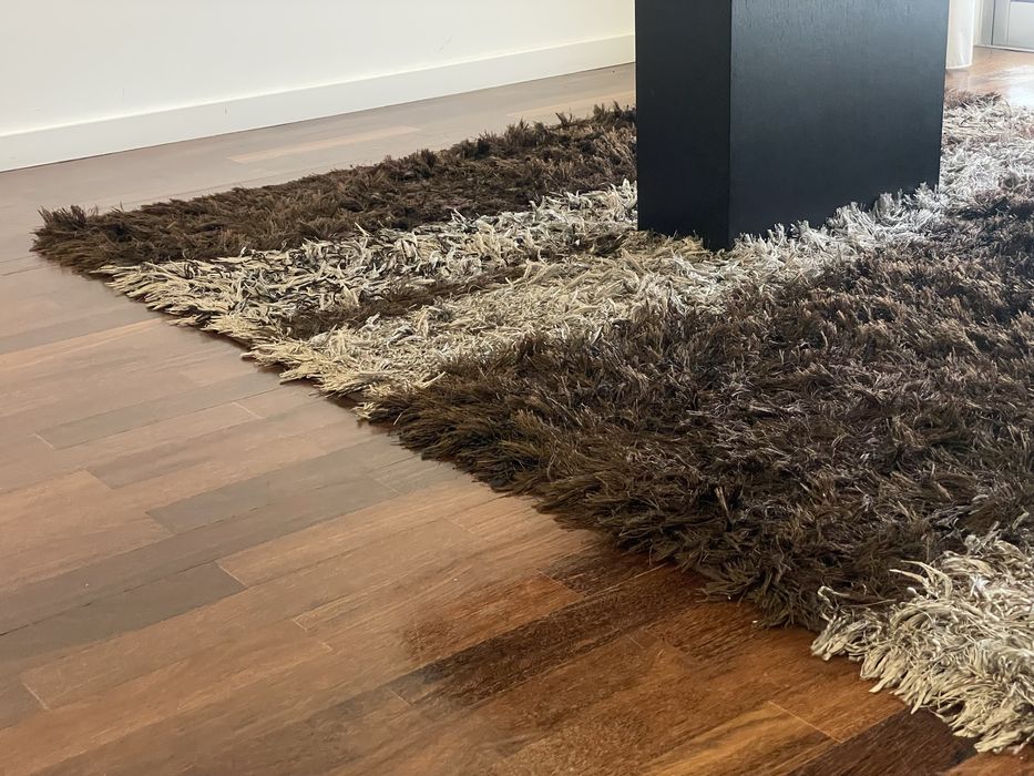 Tapete em tons de castanho e branco