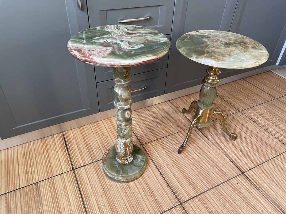 Столик из оникса