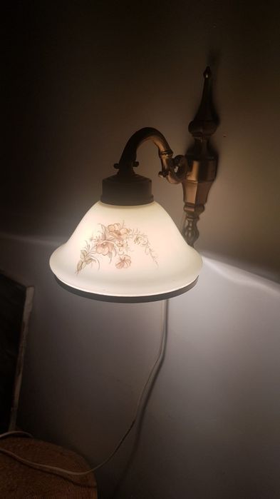 Kinkiet ze szklanym kloszem z malowanym kwiatem, mosiężny