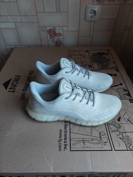 Продам чоловічі кросівки Терміново